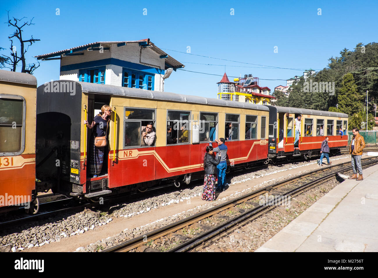 Zug in eine Station auf dem "Toy Train" Eisenbahnlinie nach Shimla, Indien Stockfoto