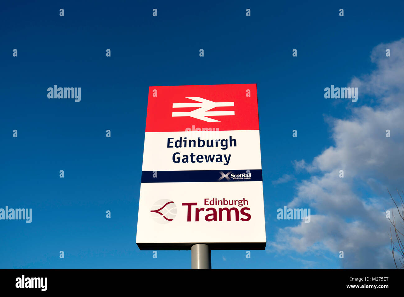 Ansicht Zeichen an moderne Edinburgh Gateway Eisenbahn und Straßenbahn, Scotrail Bahnreisende mit Edinburgh Tram Link in Edinburgh, Sco verbindet Stockfoto