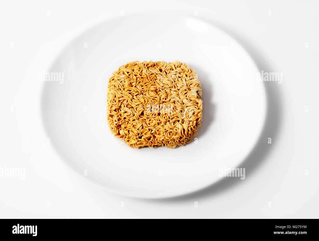Asiatische Nudeln auf einem Teller, Instant Nudeln, nicht zubereitet, auf einem Teller Stockfoto