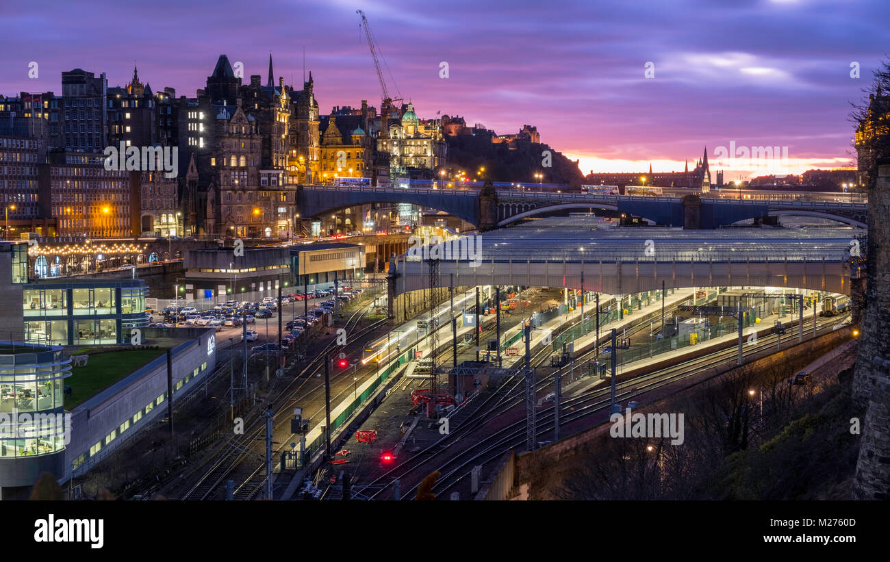 Nacht auf dem Bahnhof Waverley in Edinburgh, Schottland, Vereinigtes Königreich Stockfoto