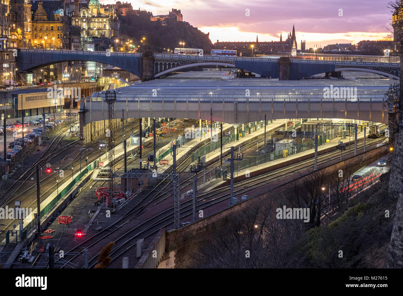 Nacht auf dem Bahnhof Waverley in Edinburgh, Schottland, Vereinigtes Königreich Stockfoto