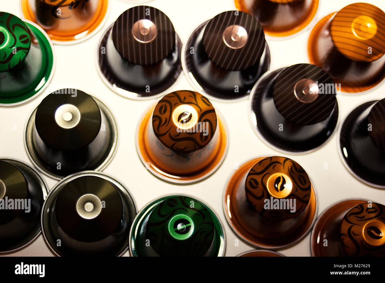 Verschiedene neue 'Limited Edition' bunte Nespresso Kaffeepads Kapseln auf weißem Hintergrund Stockfoto