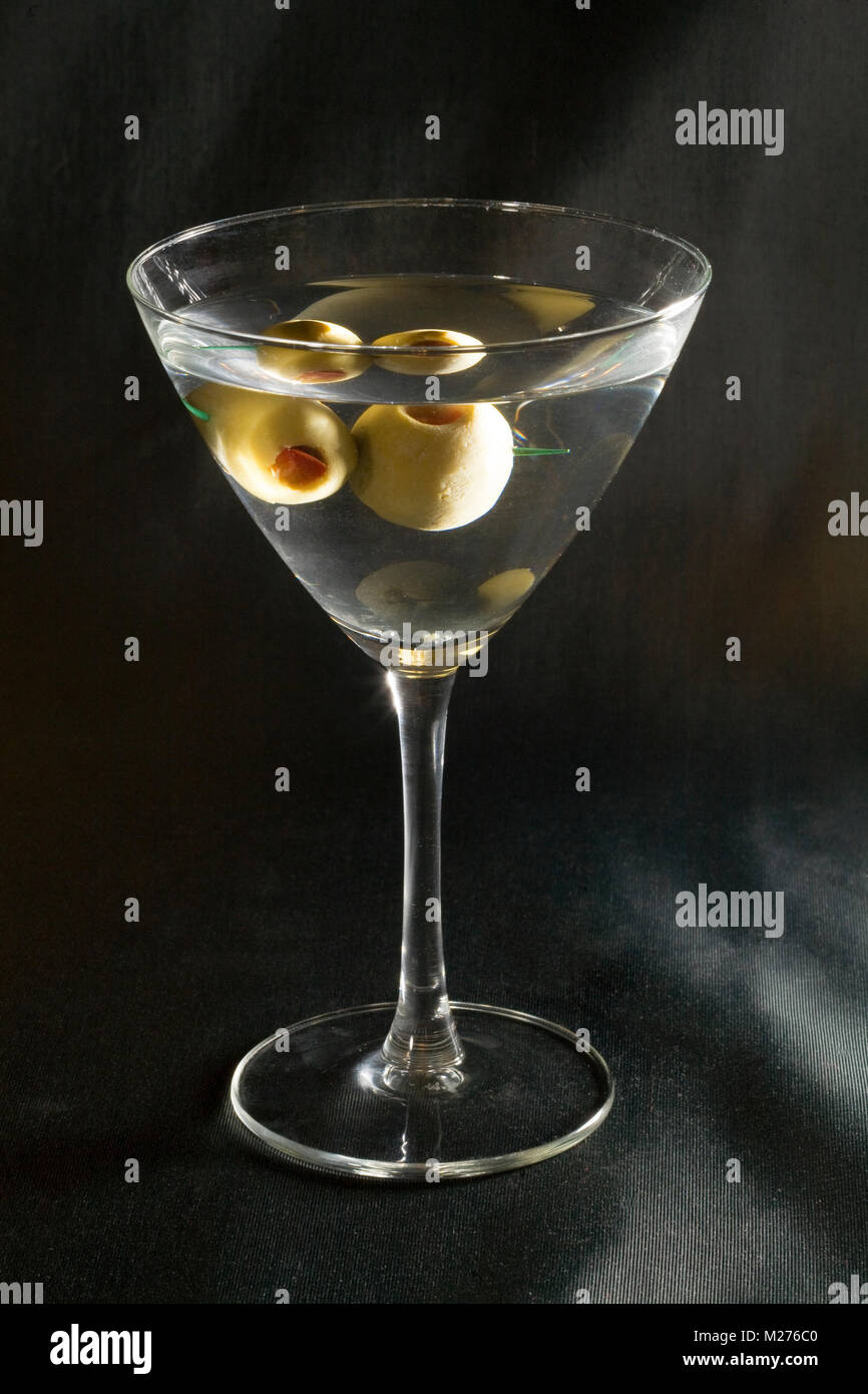 Eine trockene Wodka Martini mit zwei Oliven auf einem dunklen Hintergrund  Stockfotografie - Alamy