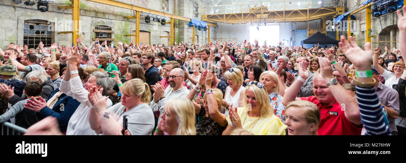 Ein Publikum applaudiert begeistert am Ende einer musikalischen Performance von Seth Lakeman. Stockfoto