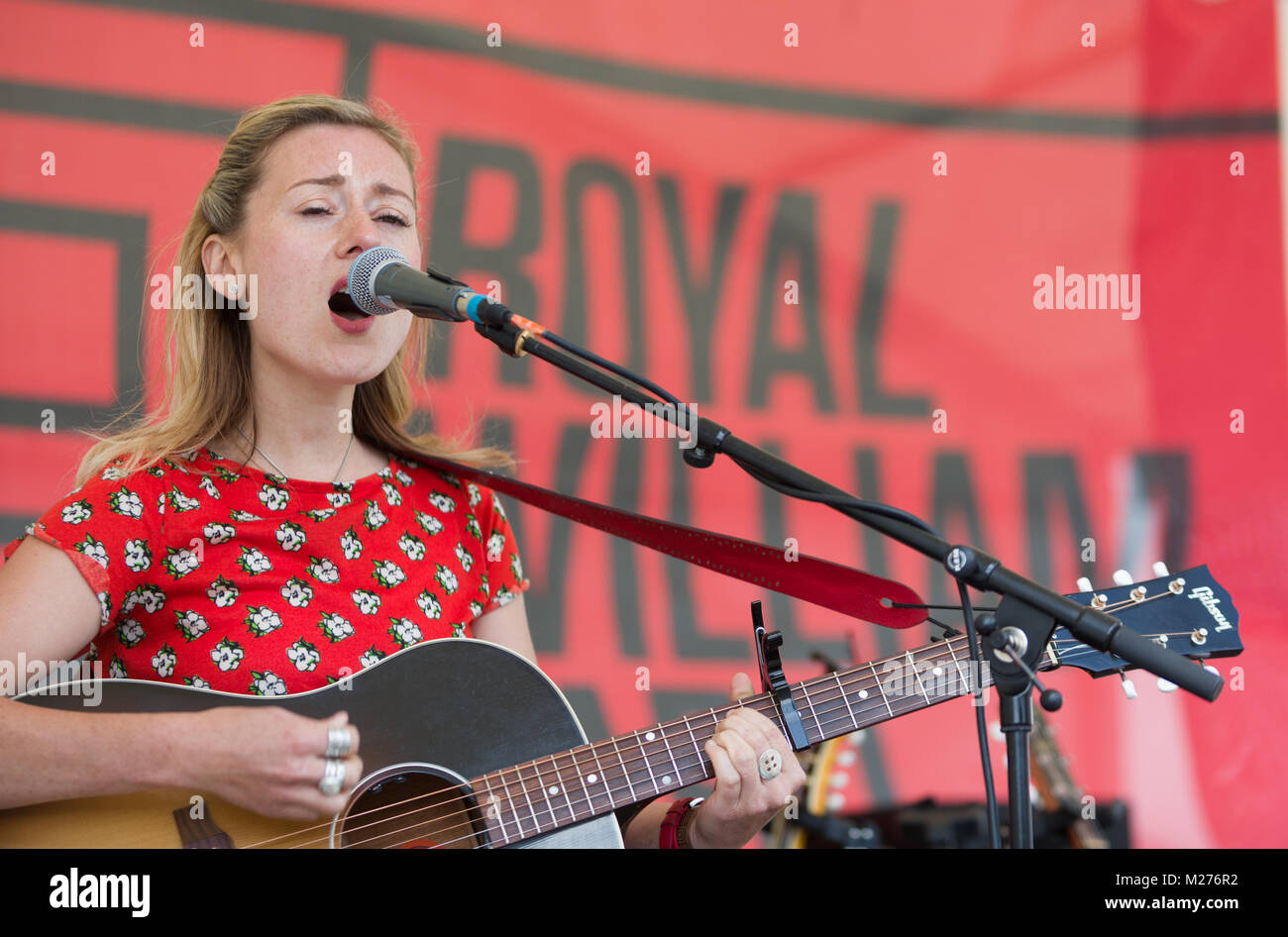 Das musikalische Duo Gesang der Sirenen live auf der Bühne des Royal William Yard Festival in Plymouth. Stockfoto