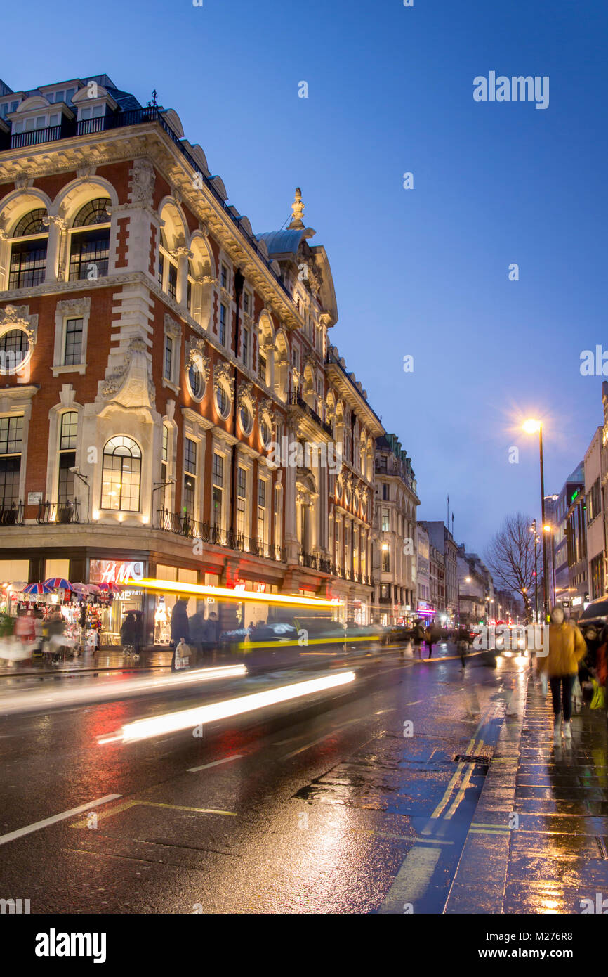 Nasse Straßen von Oxford Street glitzern in der Straßenbeleuchtung Stockfoto