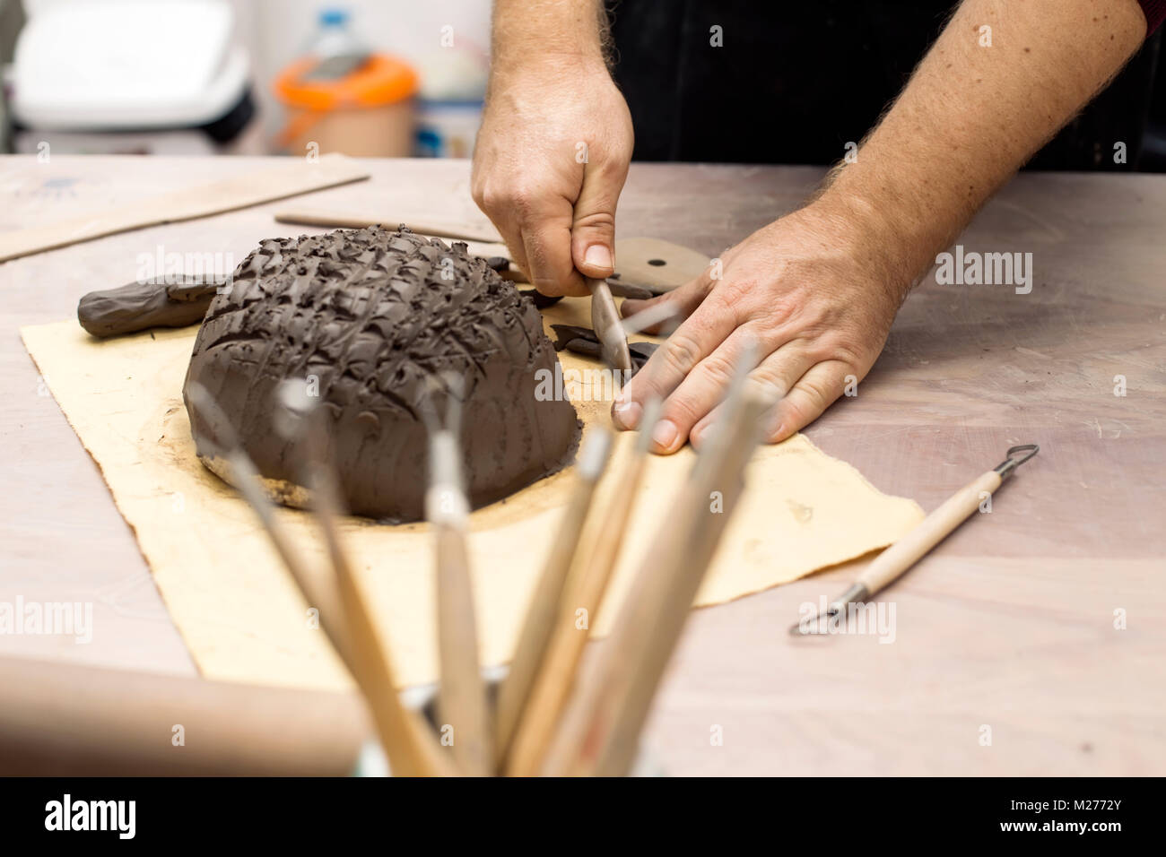 Cllose bis auf qualifizierte Meister Vorbereitung Ton Werkstücke für neue Kreationen Stockfoto
