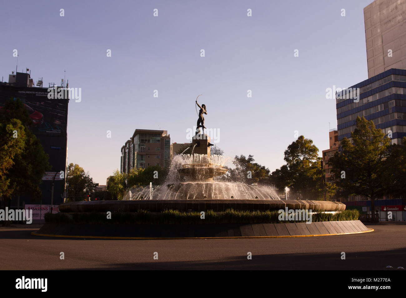Diana die Jägerin Brunnen in einem wunderschönen Sonnenuntergang Stockfoto