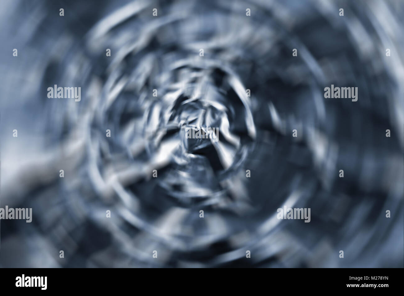 Abstrakte radial zoom Tunnel der Zerknitterten silberne Aluminiumfolie closeup Hintergrund Textur, in Blau Stockfoto