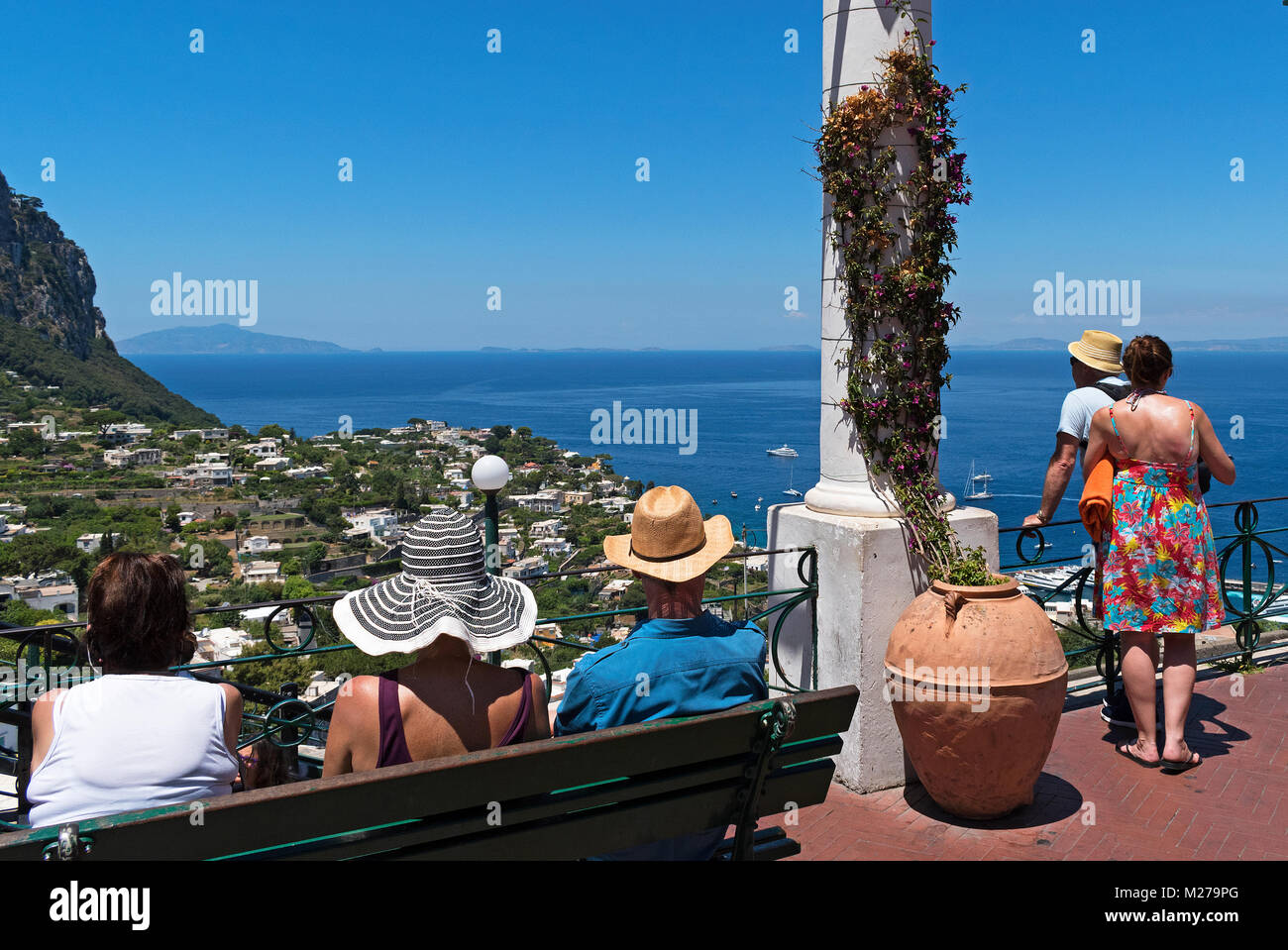 Besucher mit Blick auf die Bucht von Neapel von der Insel Capri, Italien, Stockfoto