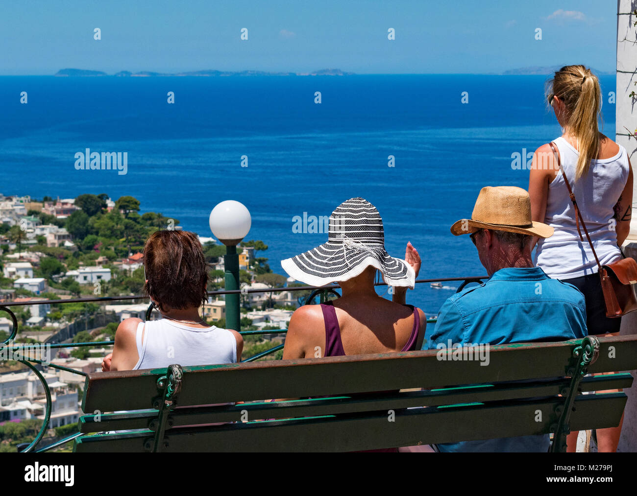 Besucher genießen den Blick über die Bucht von Neapel von der Insel Capri, Italien. Stockfoto