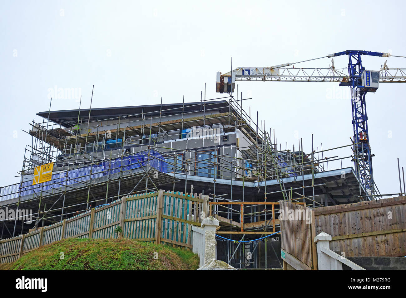 Neue Apartments direkt am Strand und Häuser im Bau in Perranporth, Cornwall, England, Großbritannien. Stockfoto