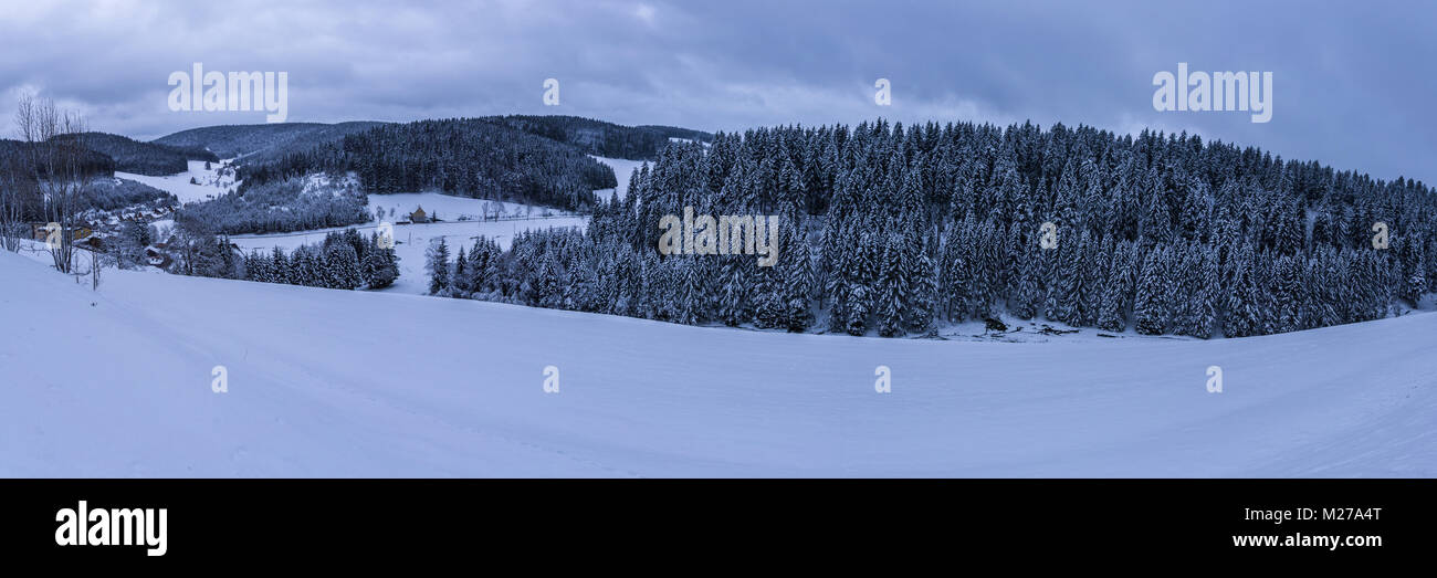 Deutschland, Remote unberührte Schwarzwald Winterlandschaft extra großes Panorama Stockfoto