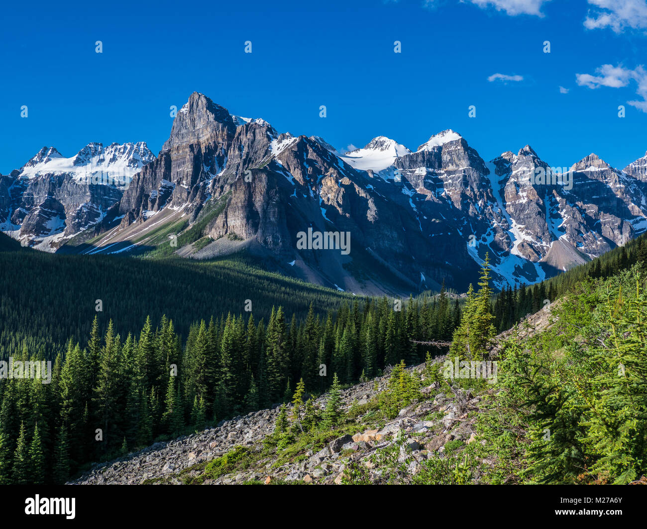 Gipfel entlang der Moraine Lake Road, Lake Louise, Banff National Park, Alberta, Kanada. Stockfoto