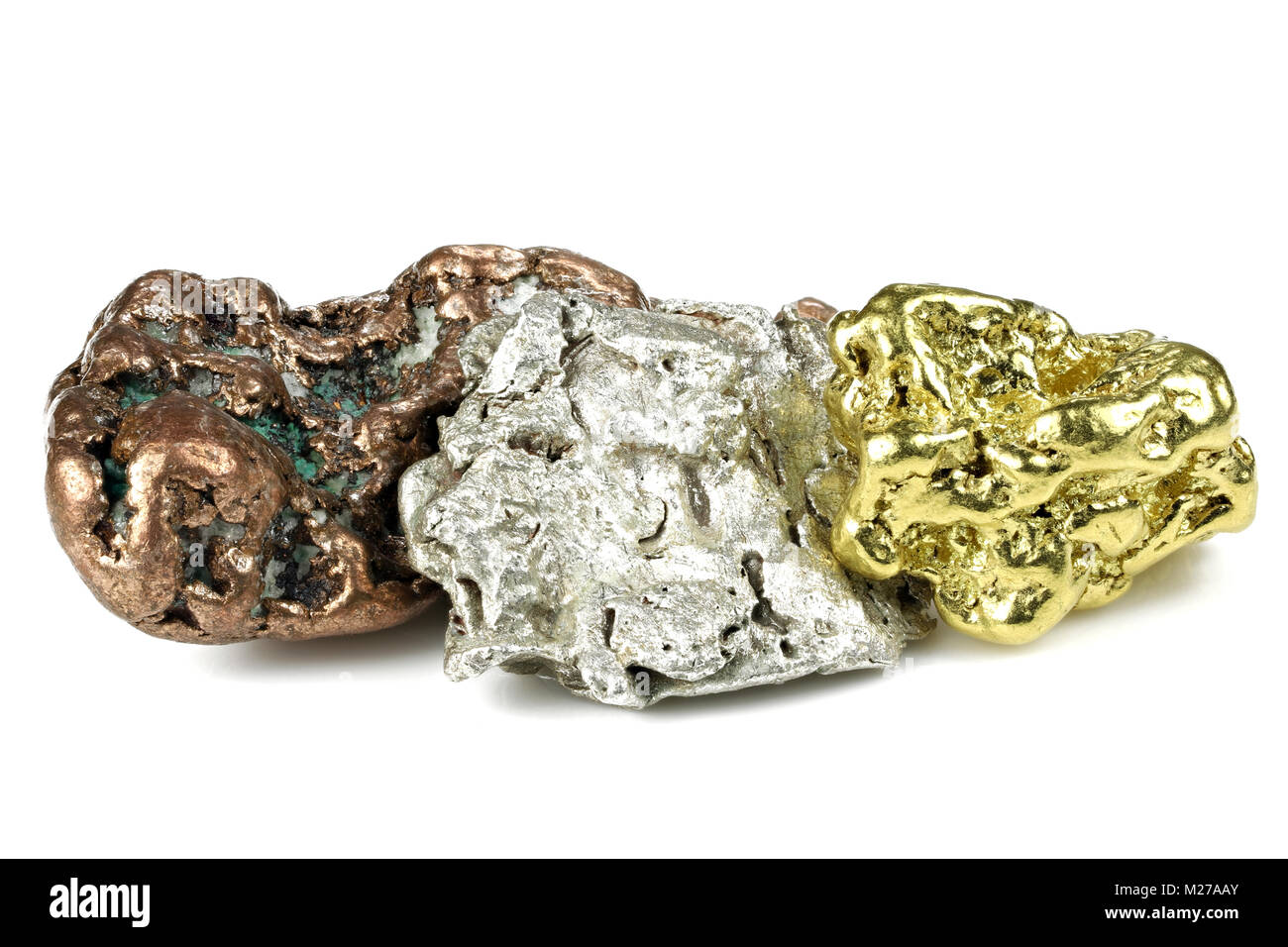 Gold, Silber und Kupfer Nuggets auf weißem Hintergrund Stockfoto