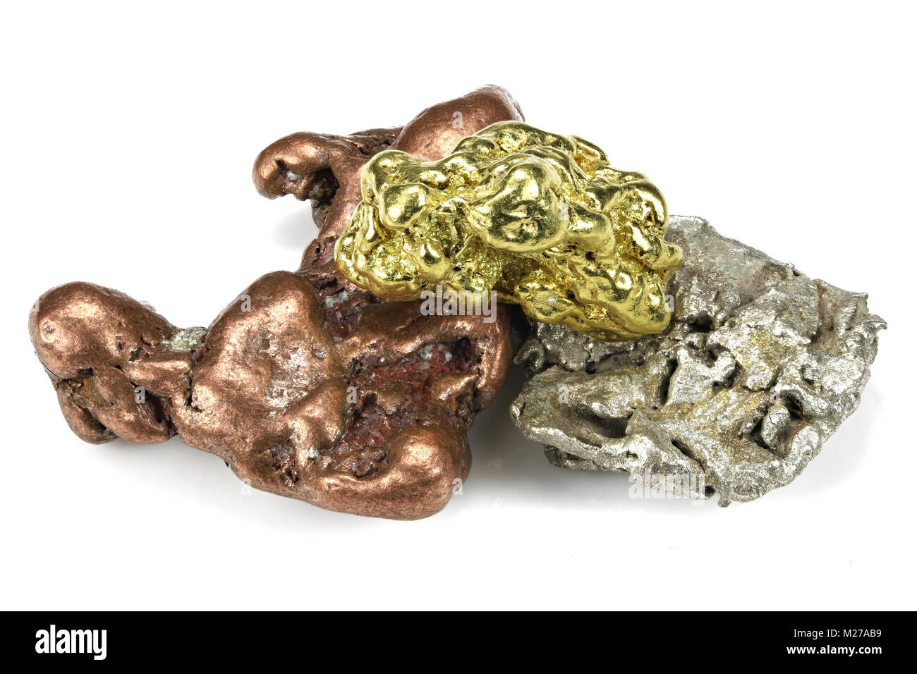 Gold, Silber und Kupfer Nuggets auf weißem Hintergrund Stockfoto