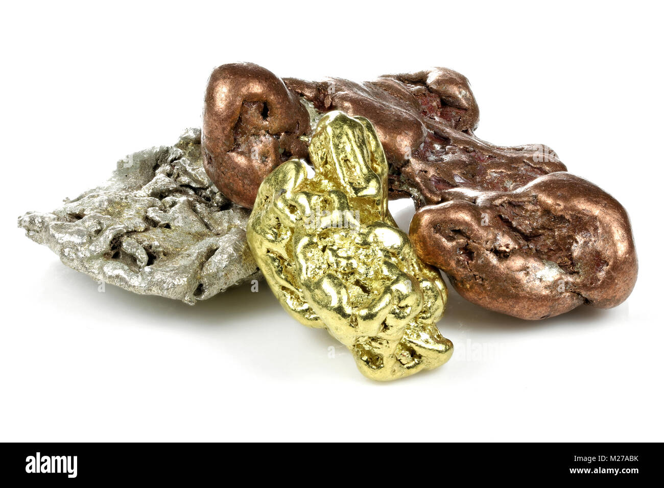 Gold, Silber und Kupfer Nuggets auf weißem Hintergrund Stockfoto