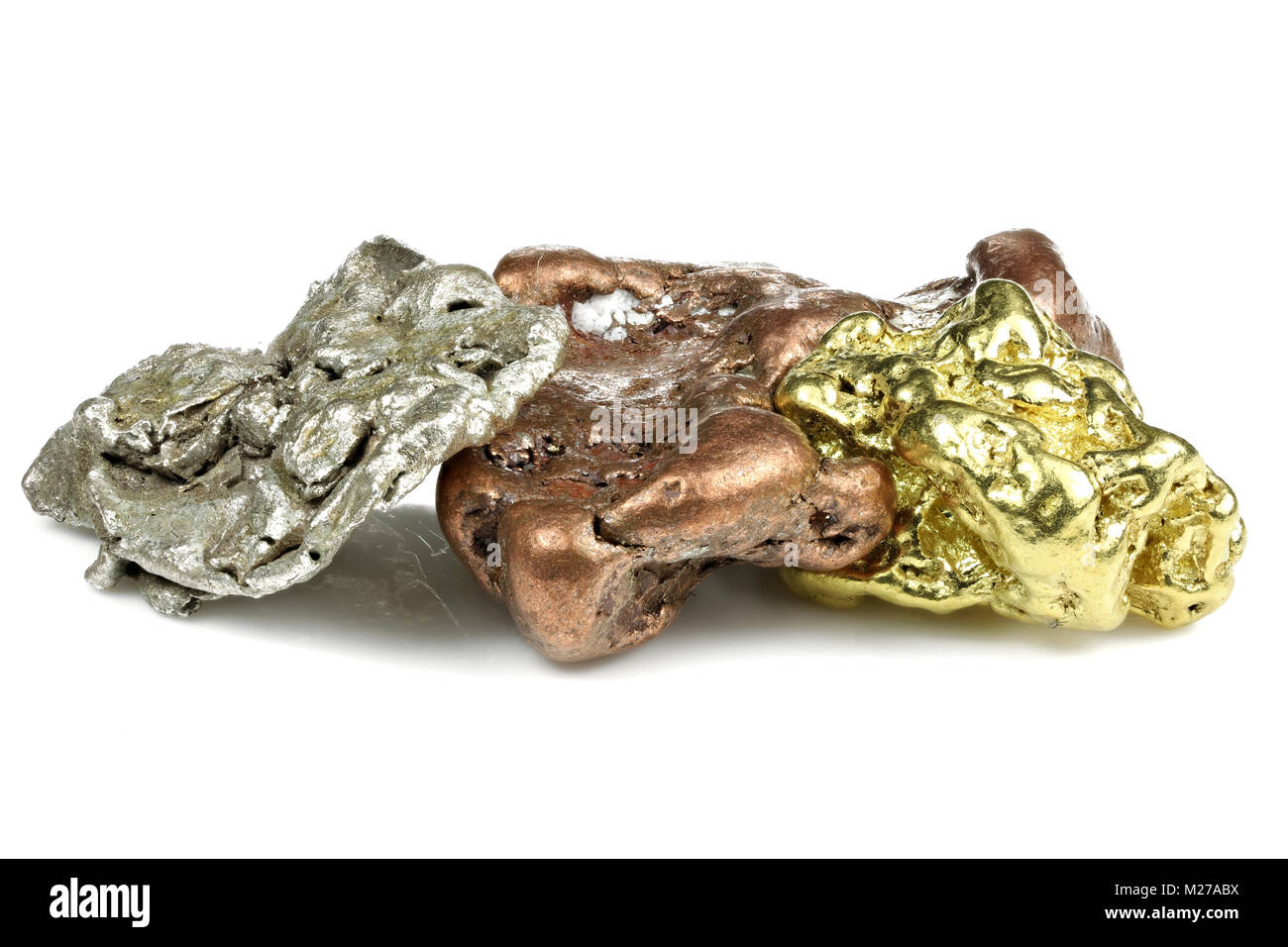Gold, Silber und Kupfer Nuggets auf weißem Hintergrund Stockfoto