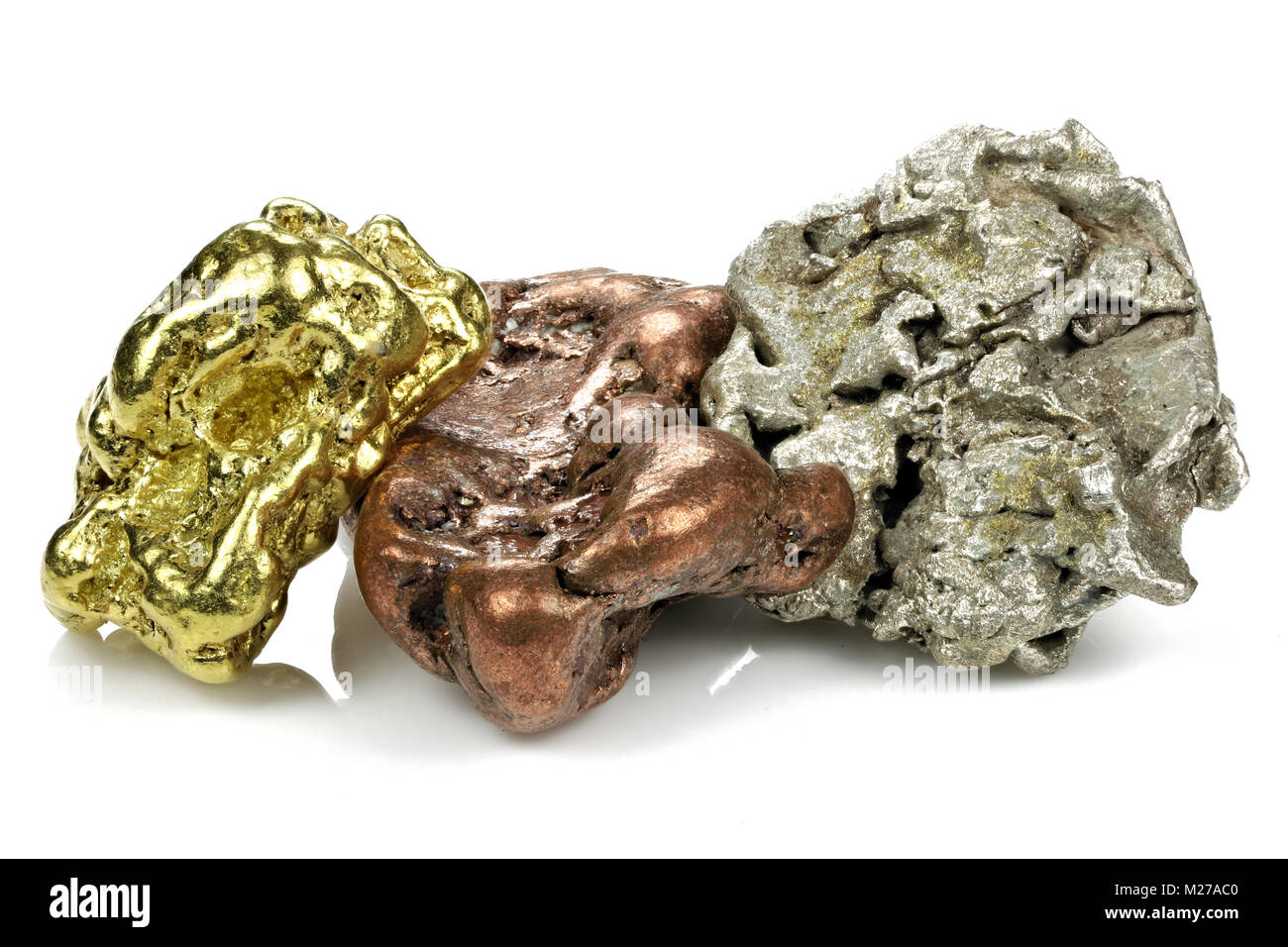 Gold, Silber und Kupfer Nuggets auf weißem Hintergrund Stockfoto