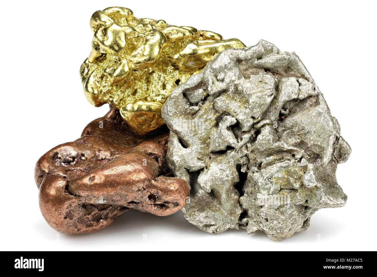 Gold, Silber und Kupfer Nuggets auf weißem Hintergrund Stockfoto