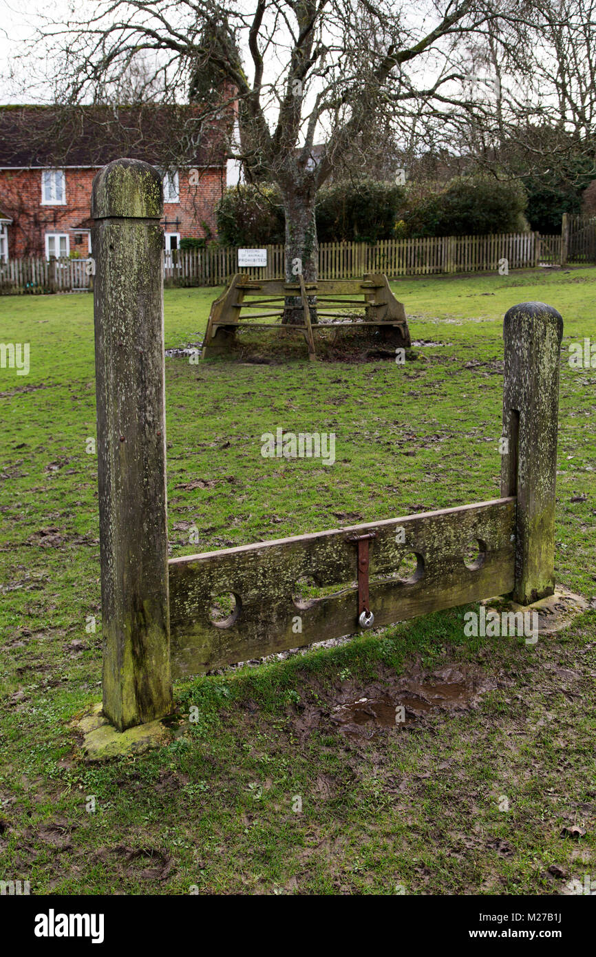 Stocks auf dem Dorfplatz an Minstead, England. Die Bestände wurden für die Prügelstrafe und shaming verwendet. Stockfoto