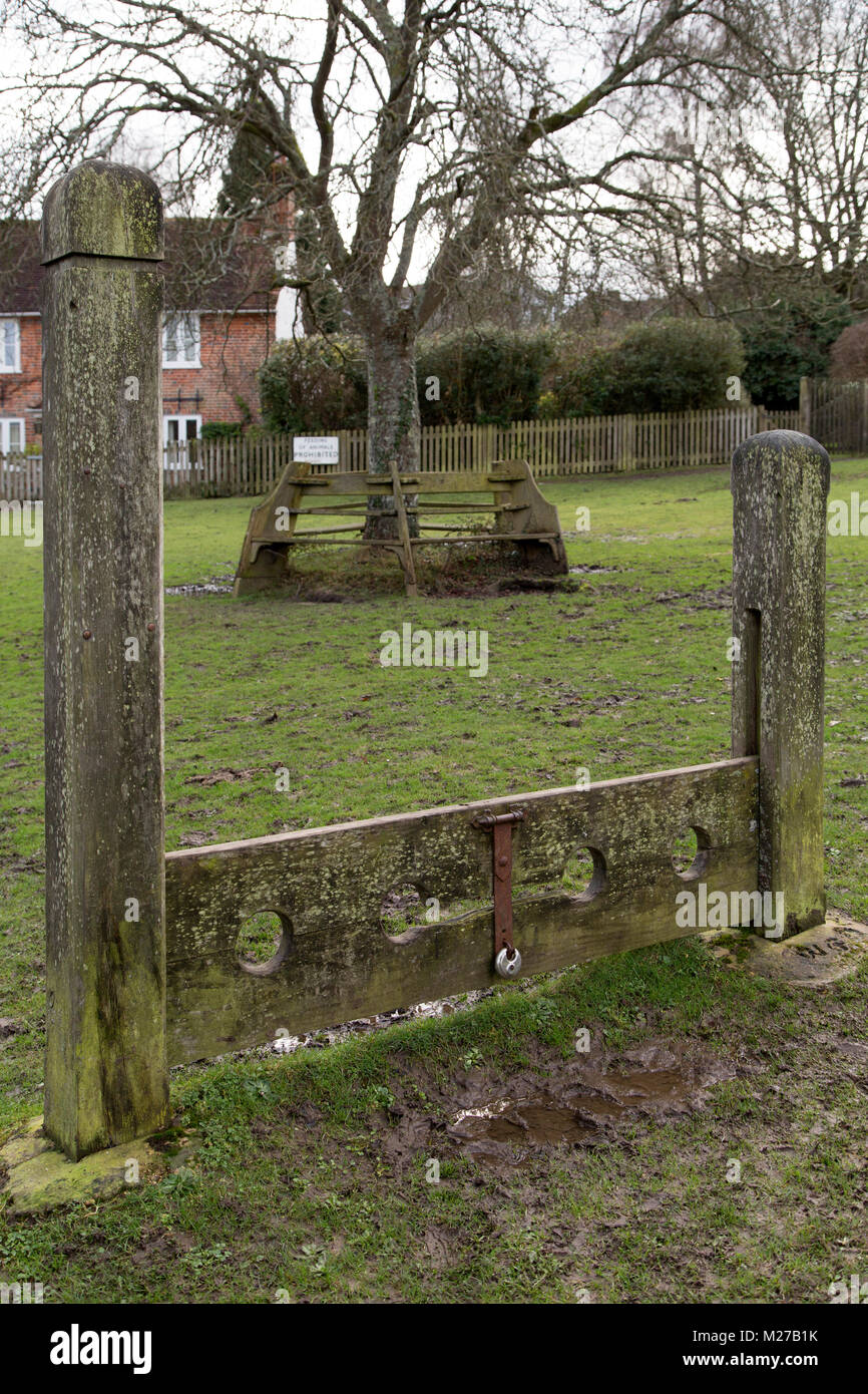 Stocks auf dem Dorfplatz an Minstead, England. Die Bestände wurden für die Prügelstrafe und shaming verwendet. Stockfoto