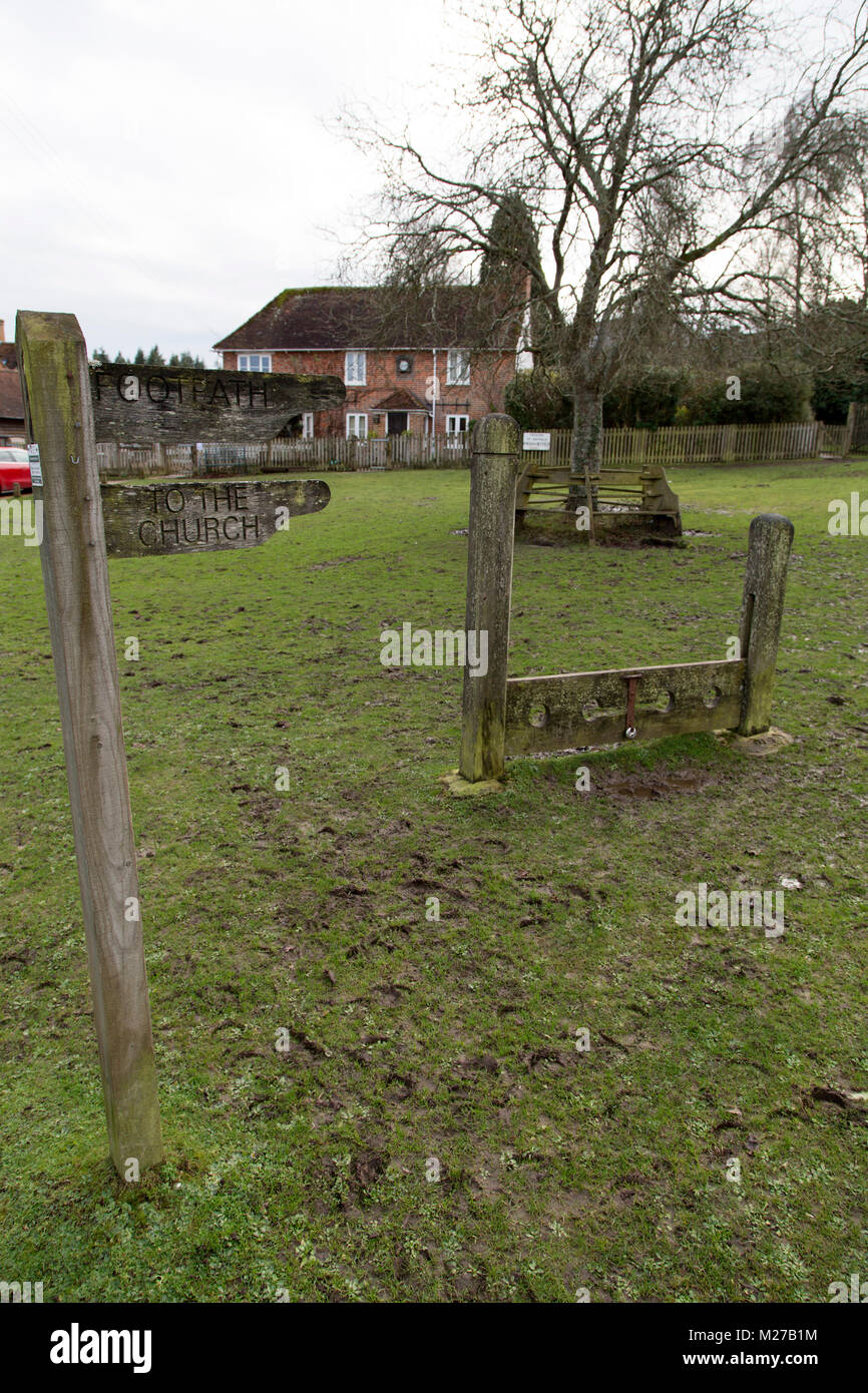Stocks auf dem Dorfplatz an Minstead, England. Die Bestände wurden für die Prügelstrafe und shaming verwendet. Stockfoto