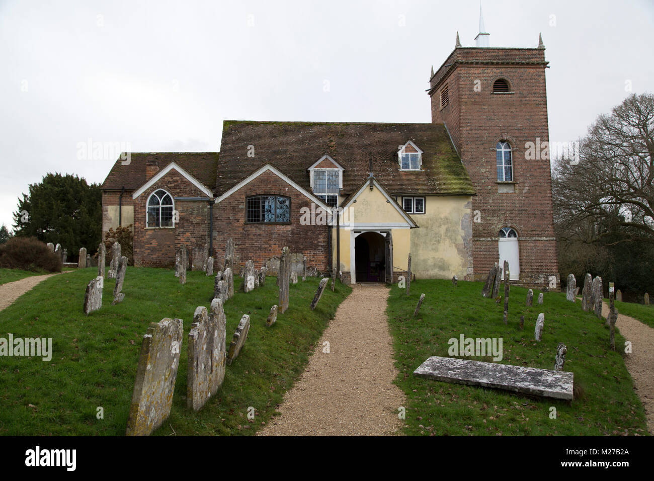 Alle Heiligen Kirche und Kirchhof im Minstead, England. Das Dorf ist im New Forest. Stockfoto