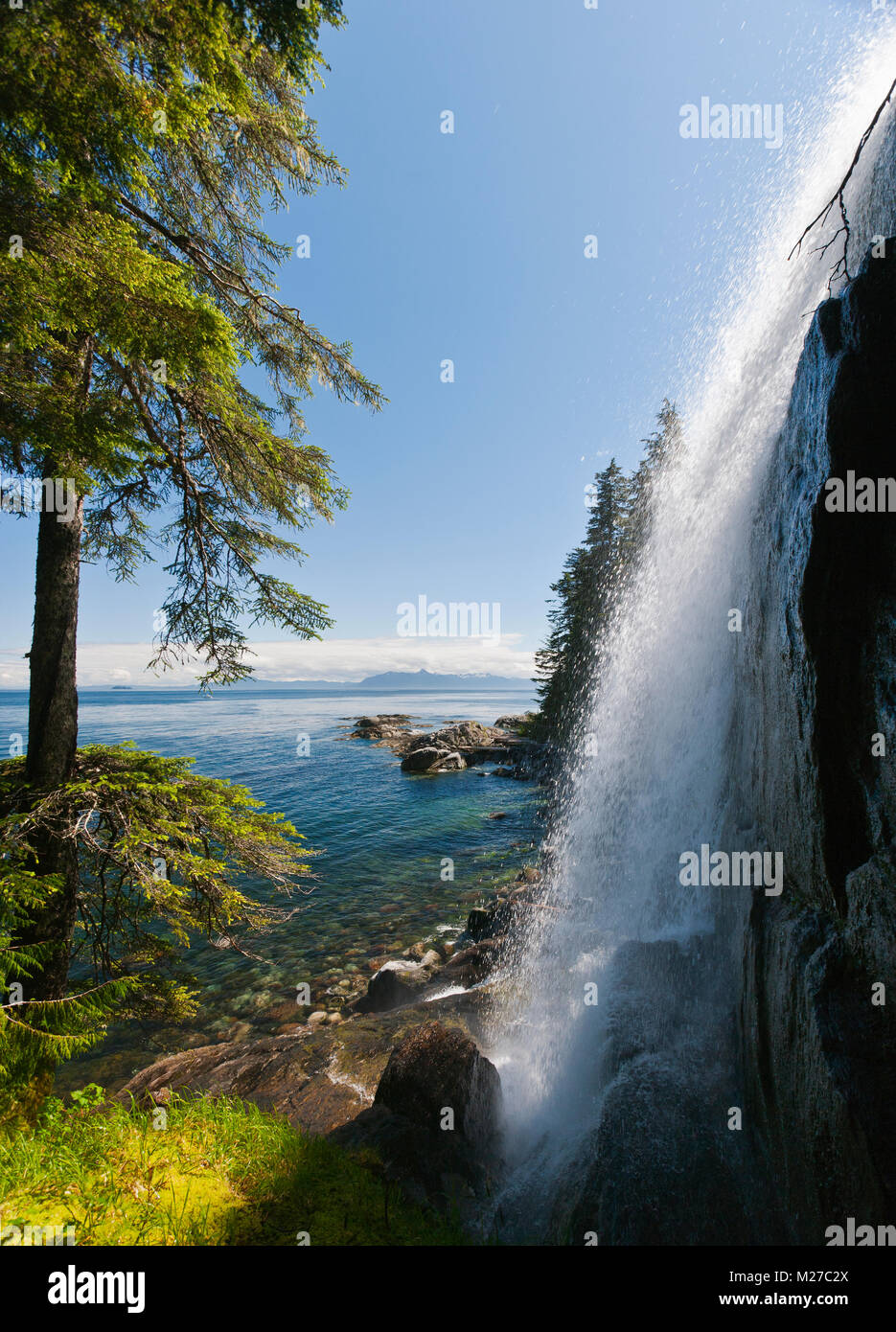 Seitenansicht des namenlosen Wasserfall entlang Chatham Straße an der Ostseite der Baranof Island in der Inside Passage im Südosten Alaskas. Stockfoto