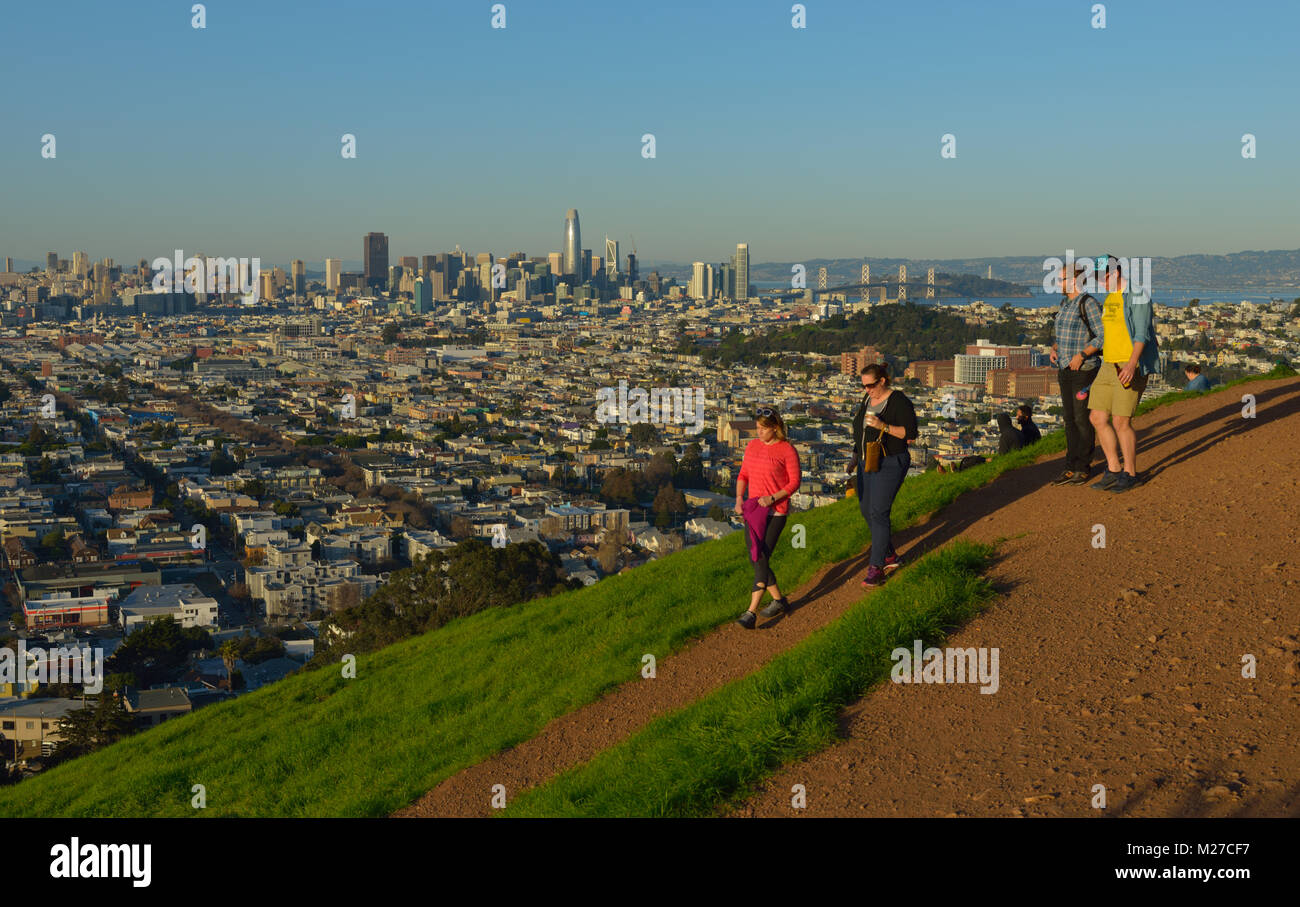 Touristen genießen einen schönen Sonnenuntergang von Bernal Heights Park, San Francisco CA Stockfoto