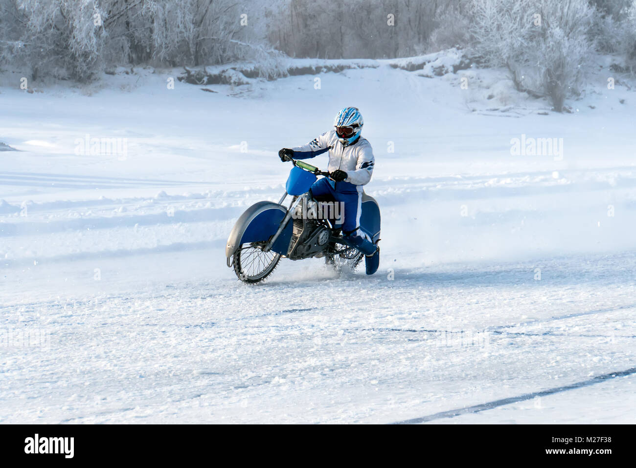 Motorrad auf Spikereifen. Winter Speedway. Extreme Bike Race im Winter.  Motorrad auf dem Eis der gefrorenen Baikalsee. Motorradfahrer schützende ge  Stockfotografie - Alamy