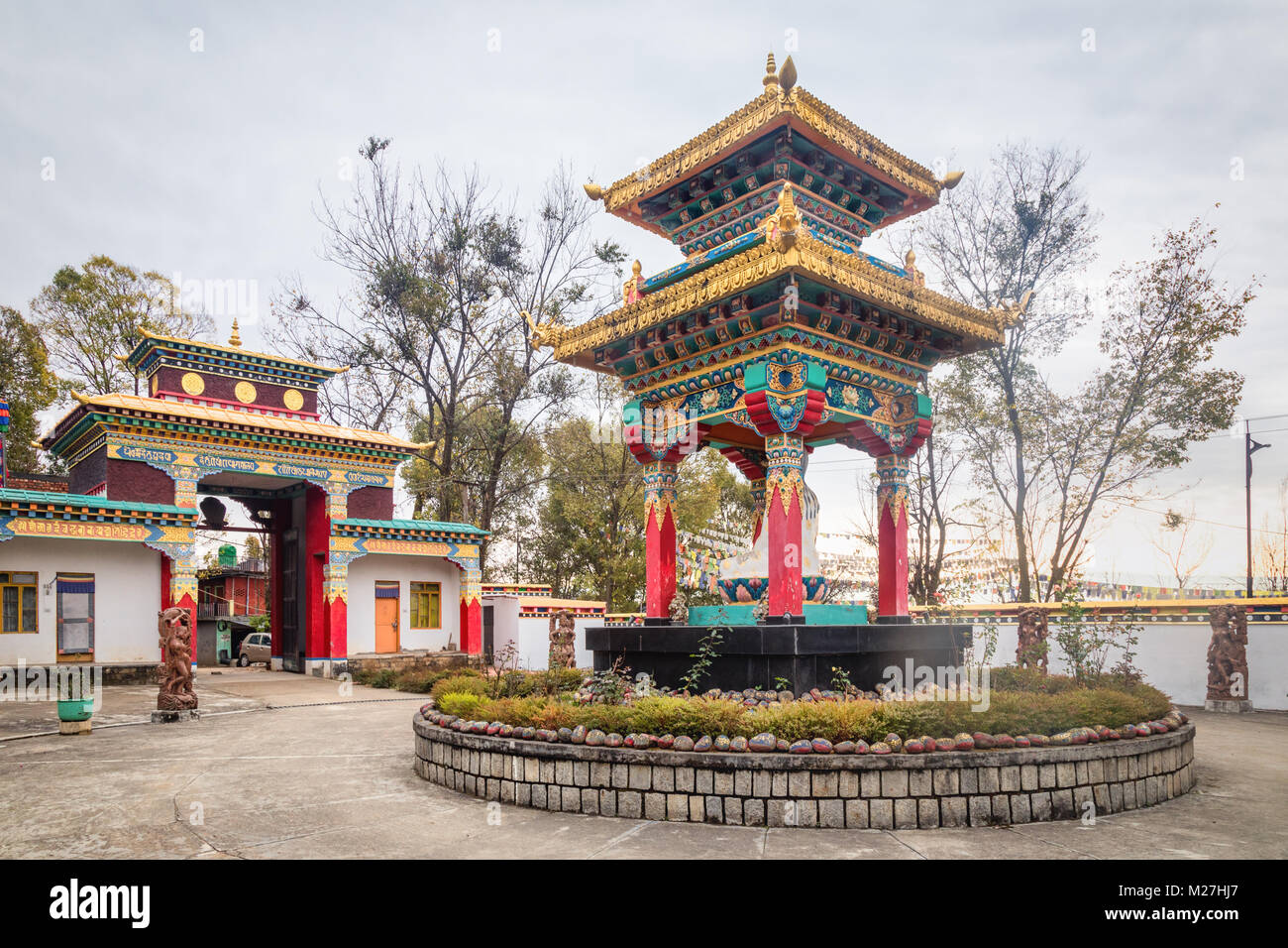 Ein Buddhistisches Kloster in seiner vollen goldenen und roten Herrlichkeit, in der bib, Himachal Pradesh Stockfoto