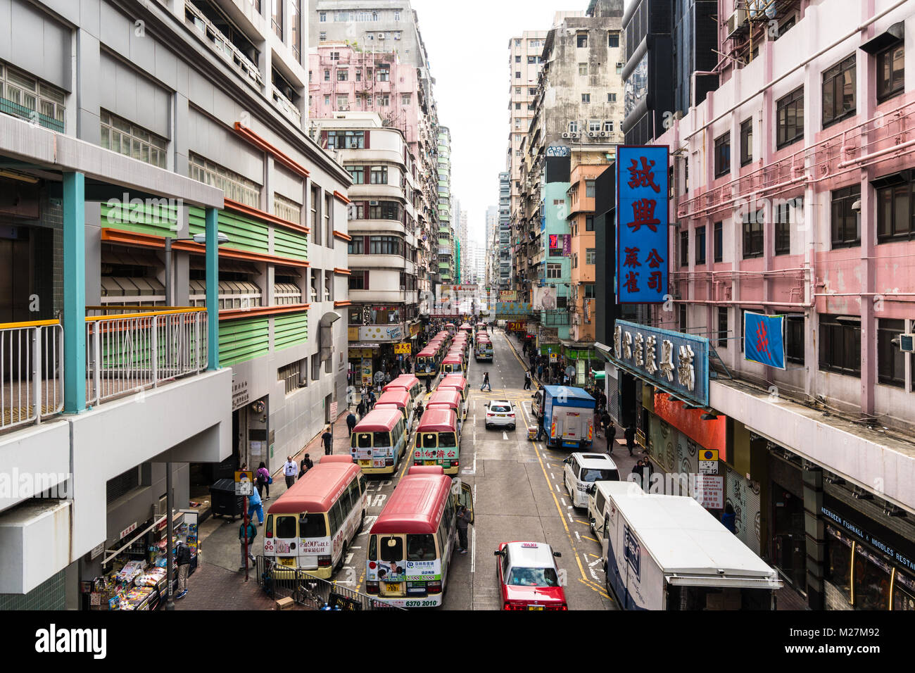 Hongkong - 25. Januar 2018: Hohe Betrachtungswinkel der Minibusse warten in den überfüllten Straßen von Mong Kok in Kowloon, Hong Kong. Stockfoto