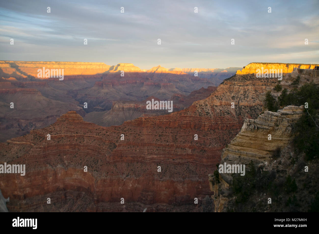 Die Sonne über dem South Rim des Grand Canyon. Stockfoto