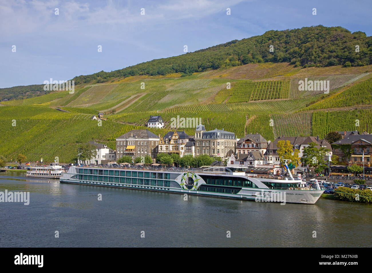 'S River Cruise Ship wiss Juwel" im Weinort Bernkastel-Kues, Mosel, Rheinland-Pfalz, Deutschland, Europa Stockfoto