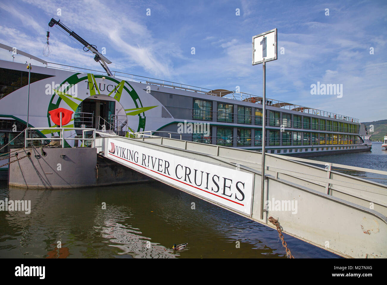 Boarding Brücke des River Cruise Ship wiss Juwel" im Weinort Bernkastel-Kues, Mosel, Rheinland-Pfalz, Deutschland, Europa Stockfoto
