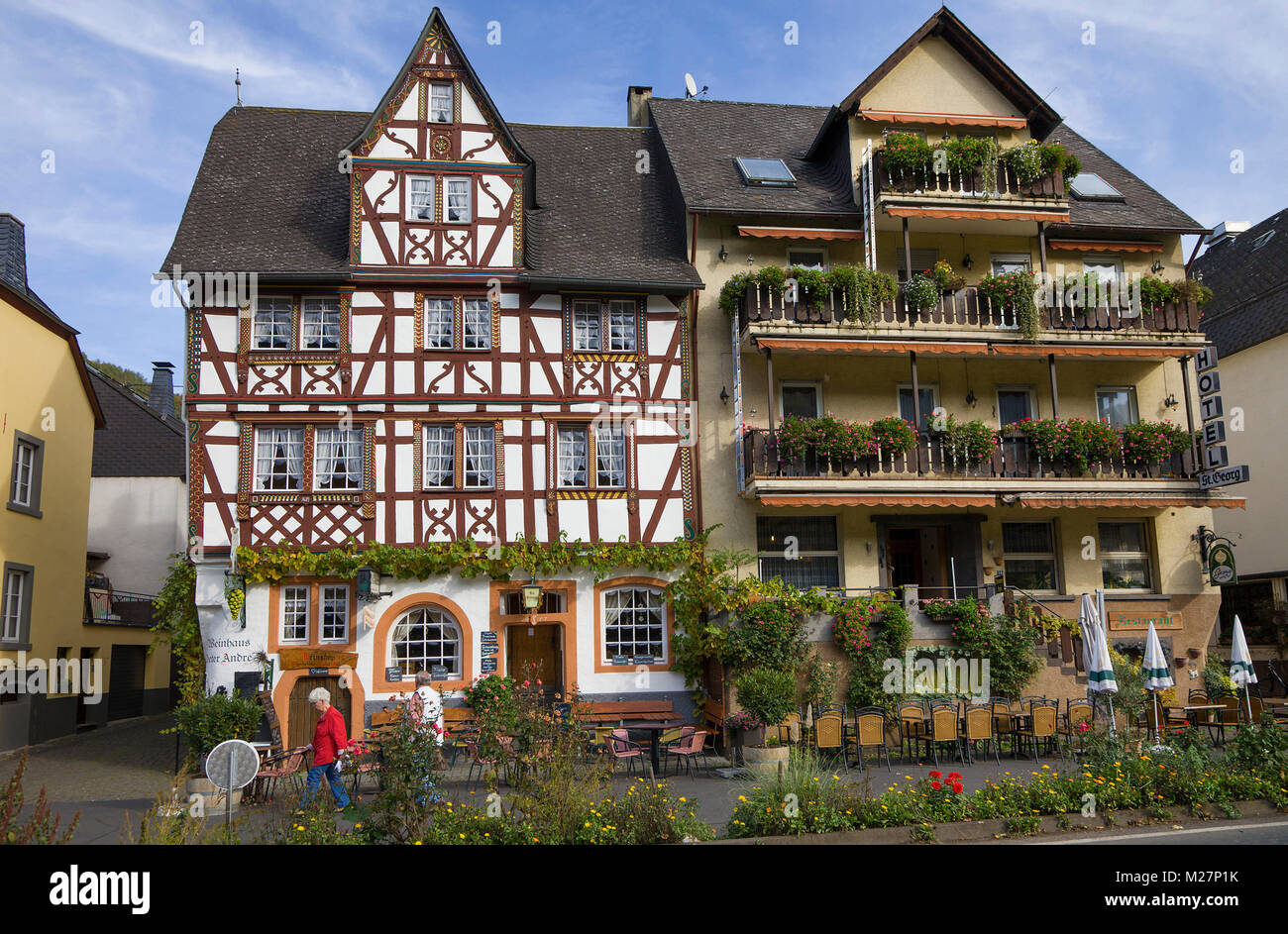 Weinstube, schöne Fachwerkhaus im Weinort Ediger-Eller, Mosel, Rheinland-Pfalz, Deutschland, Europa Stockfoto