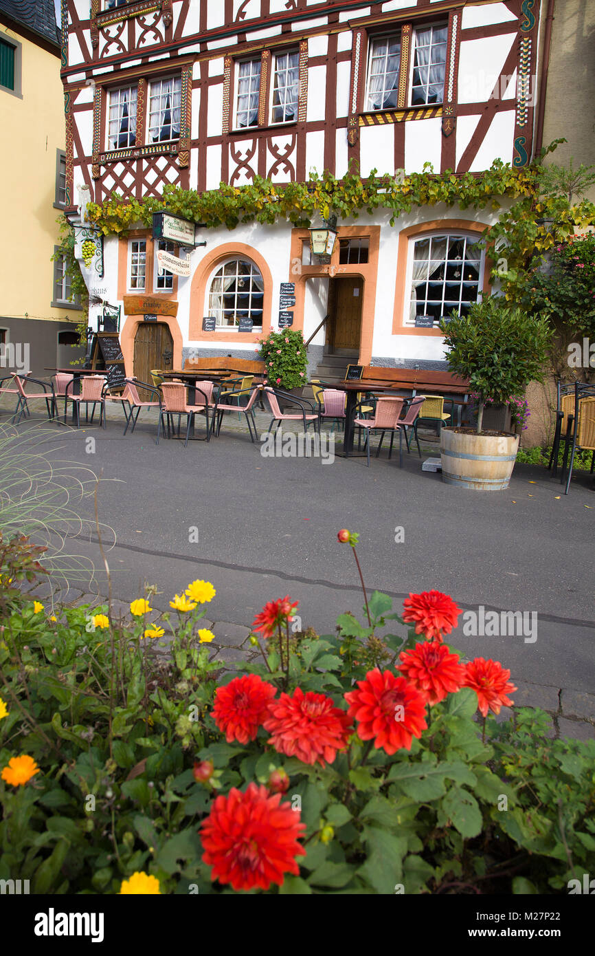 Weinstube, schöne Fachwerkhaus im Weinort Ediger-Eller, Mosel, Rheinland-Pfalz, Deutschland, Europa Stockfoto