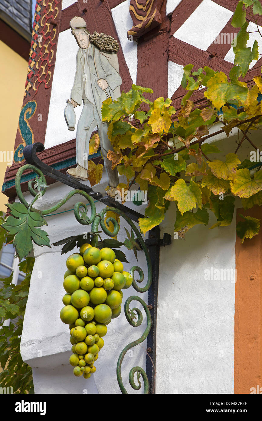 Winzer und Trauben, Dekoration an Inn Zeichen einer Weinstube, Wein Dorf Ediger-Eller, Mosel, Rheinland-Pfalz, Deutschland, Europa Stockfoto