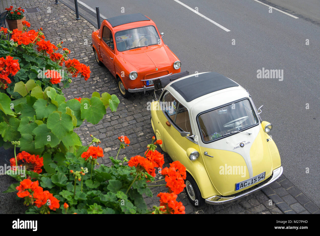 Oldtimer, deutsche Motocoupé BMW-Isetta und Vespa 400 der italienischen Unternehmen Piaggio, Beilstein, Rheinland-Pfalz, Deutschland, Europa Stockfoto