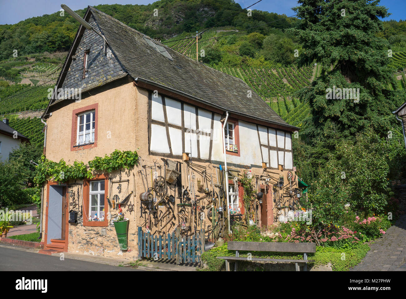 Altes Fachwerkhaus mit Garten an Herres, Piesport, Mosel, Rheinland-Pfalz, Deutschland, Europa Stockfoto