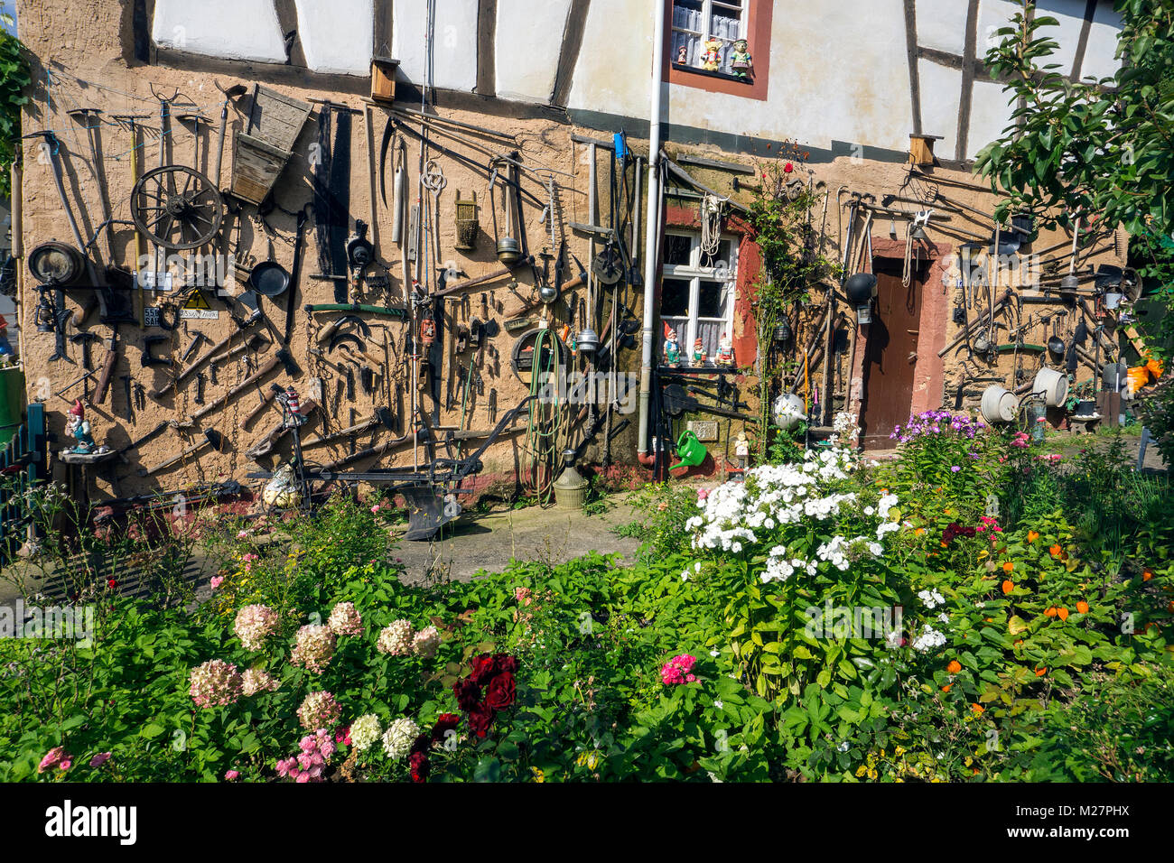 Altes Fachwerkhaus mit Garten an Herres, Piesport, Mosel, Rheinland-Pfalz, Deutschland, Europa Stockfoto