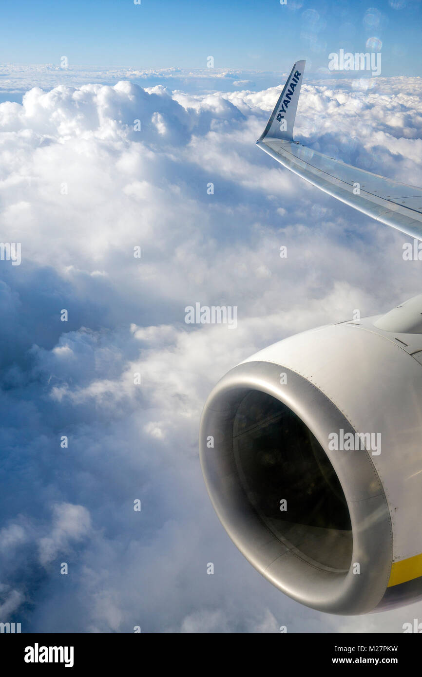 Dichte Wolkendecke aus dem Flugzeug fotografiert, Deutschland, Europa | Starke Bewölkung, aus einem Flugzeug, in Deutschland, in Europa fotografiert. Stockfoto