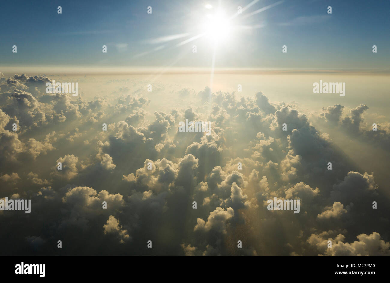 Sonnenuntergang, dichte Wolken aus dem Flugzeug fotografiert, Deutschland, Europa | Sonnenuntergang, Wolken, die von einem Flugzeug, in Deutschland, in Europa fotografiert. Stockfoto
