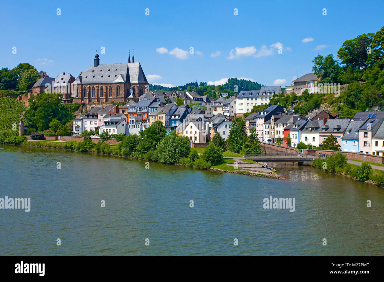 Blick auf Altstadt mit St. Laurentius Kirche, Saarburg an der Saar, Rheinland-Pfalz, Deutschland, Europa Stockfoto