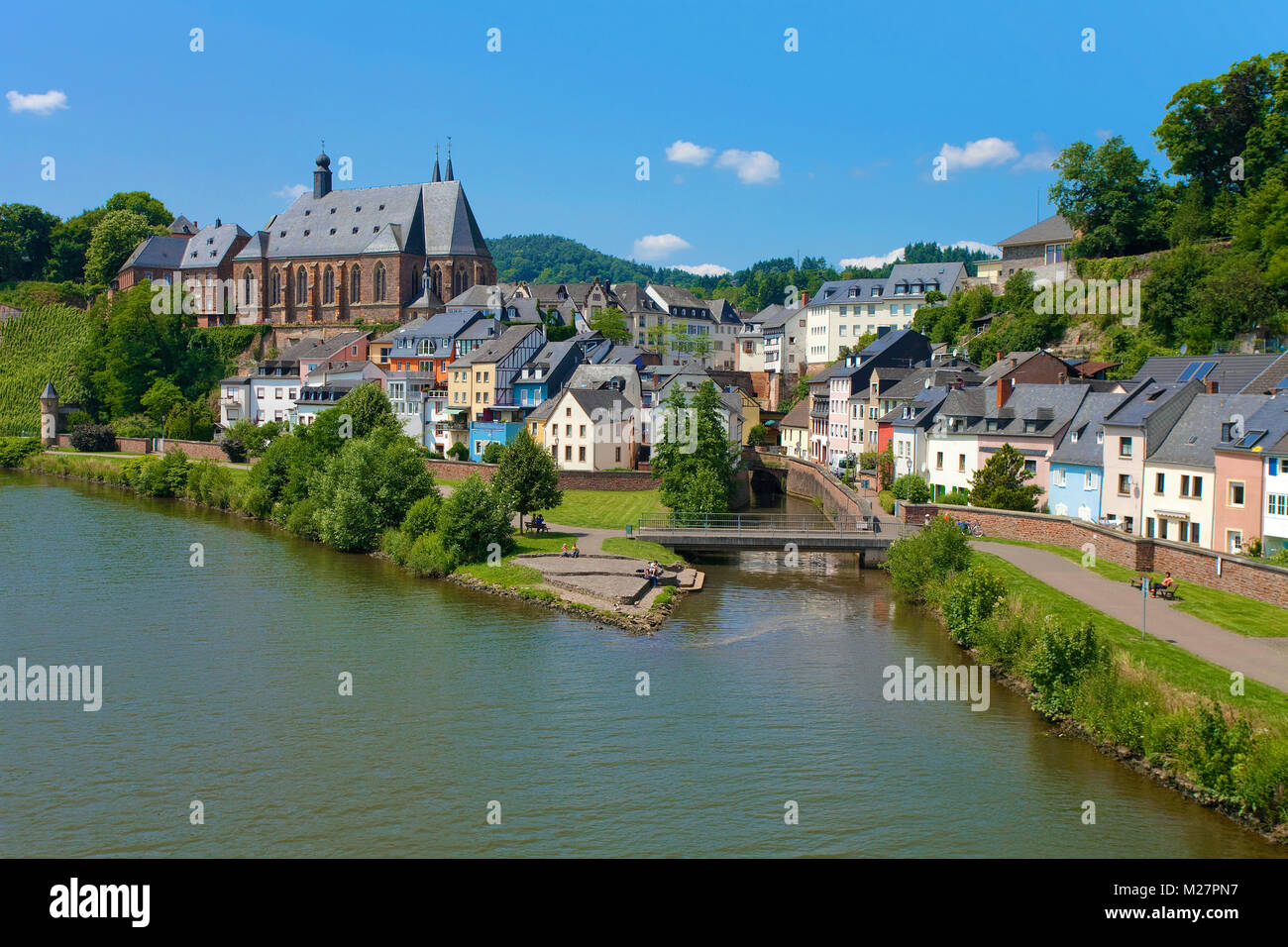 Blick auf Altstadt mit St. Laurentius Kirche, Saarburg an der Saar, Rheinland-Pfalz, Deutschland, Europa Stockfoto