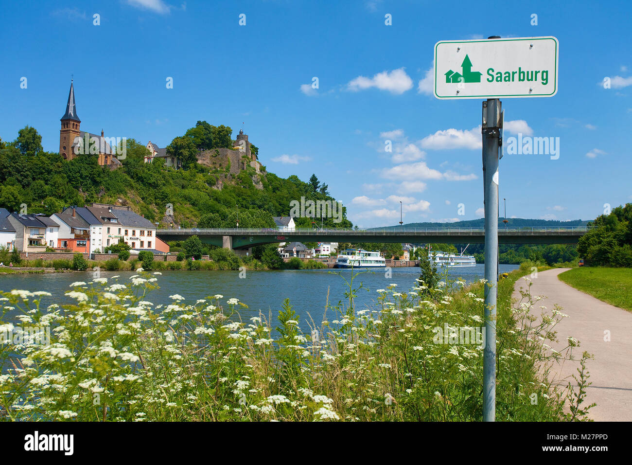 Ortsschild an Trail. Riverside von Saarburg an der Saar, Rheinland-Pfalz, Deutschland, Europa Stockfoto