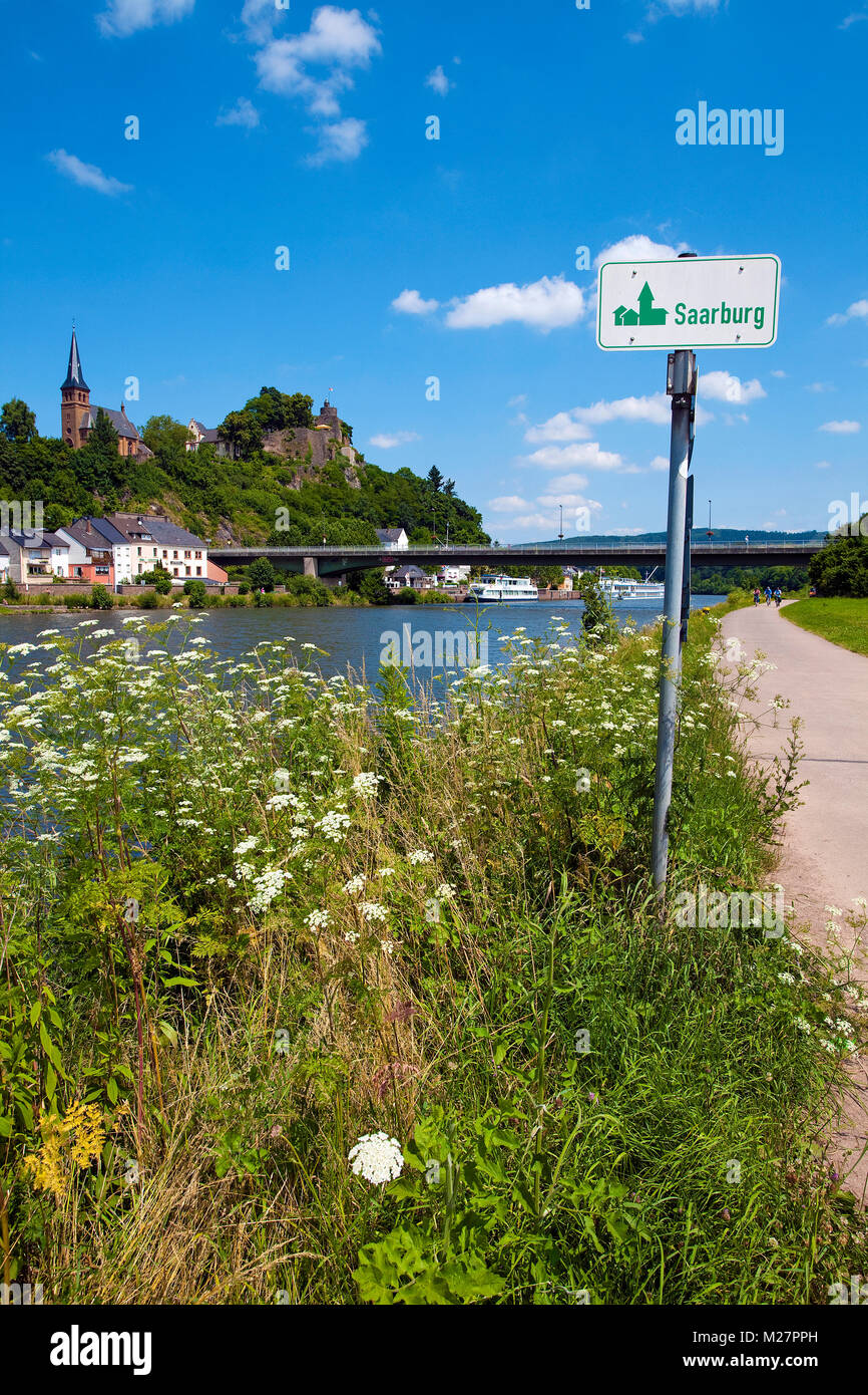 Ortsschild an Trail. Riverside von Saarburg an der Saar, Rheinland-Pfalz, Deutschland, Europa Stockfoto