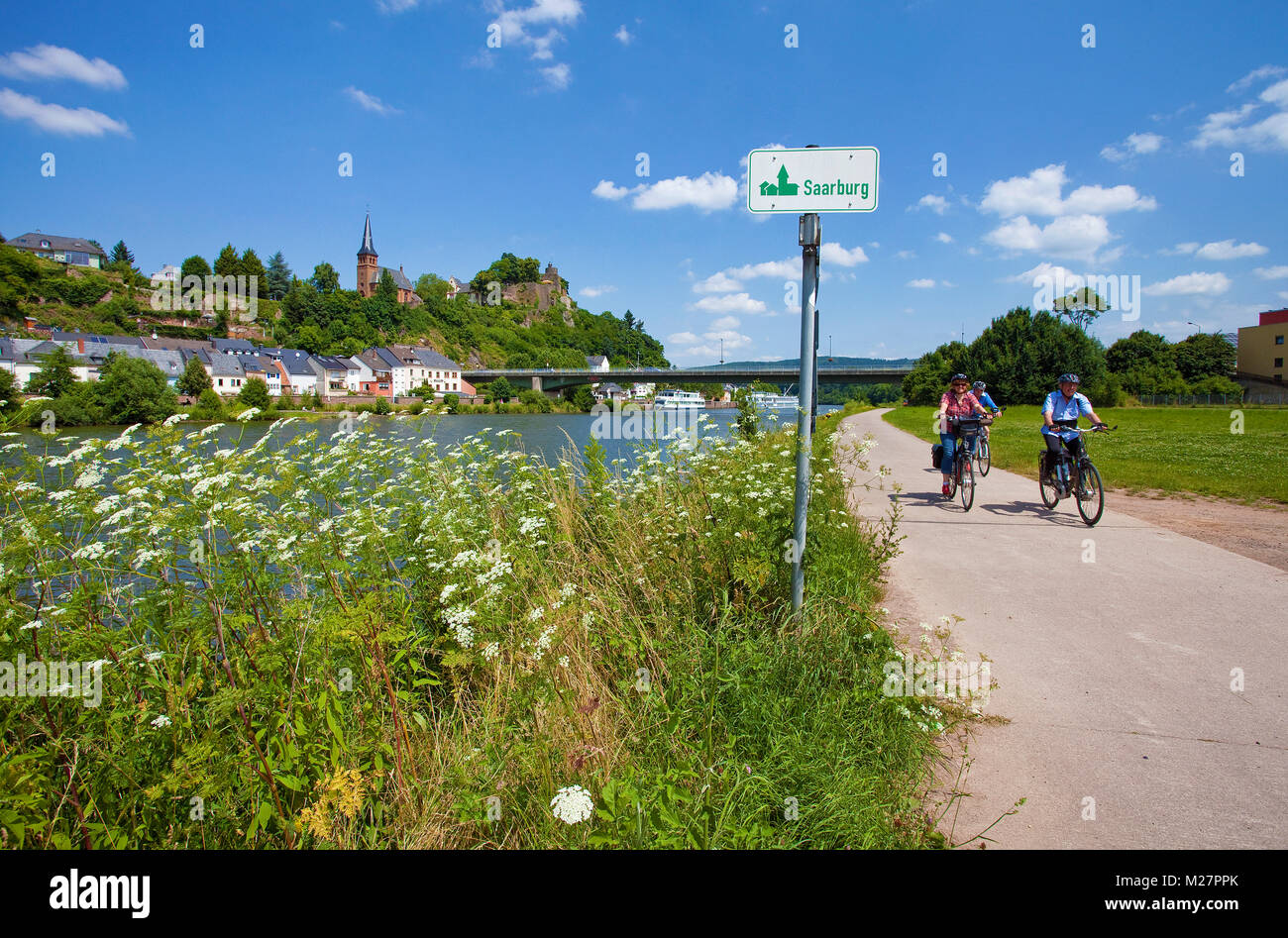 Radfahrer auf cycleway am Flußufer, Ortsschild von Saarburg an der Saar, Rheinland-Pfalz, Deutschland, Europa Stockfoto