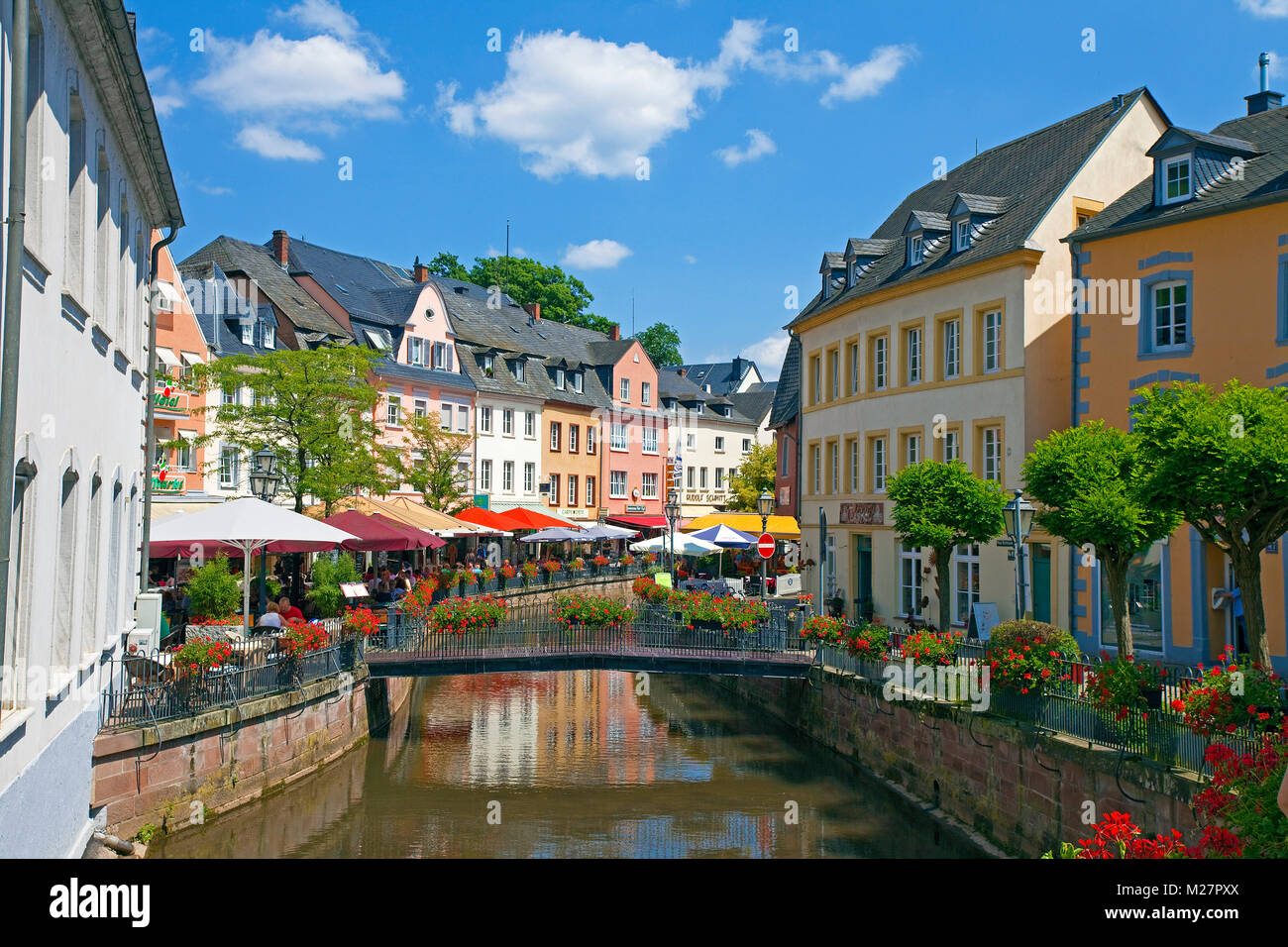 Außerhalb der Gastronomie, Brücke über den Leukbach Stream ein Nebenfluss der Saar, Altstadt von Saarburg, Rheinland-Pfalz, Deutschland, Europa Stockfoto